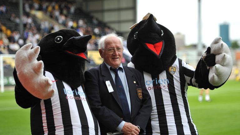 Former Notts County player Jackie Sewell (centre) poses for a photograph with Notts County's mascots Mr and Mrs Magpie