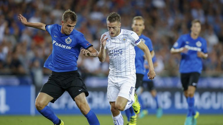 Club Brugge's Bjorn Engels (L) vies with Leicester's Jamie Vardy 