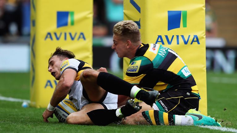 Josh Bassett of Wasps beats Harry Mallinder to score a try 