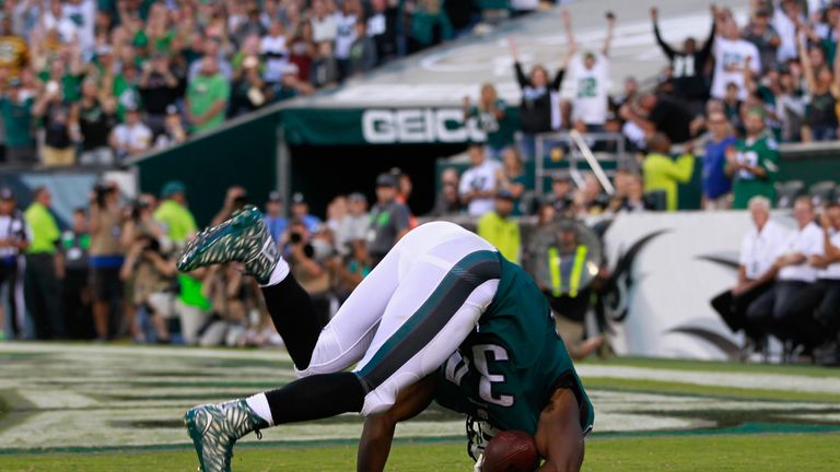 PHILADELPHIA, PA - SEPTEMBER 25:  Kenjon Barner #34 of the Philadelphia Eagles rolls into the endzone for a touchdown against the Pittsburgh Steelers in th