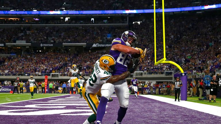 MINNEAPOLIS, MN - SEPTEMBER 18: Kyle Rudolph #82 of the Minnesota Vikings catches an eight-yard touchdown pass over Morgan Burnett #42 of the Green Bay Pac