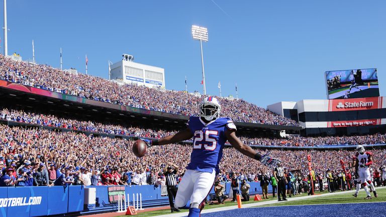 ORCHARD PARK, NY - SEPTEMBER 25:   LeSean McCoy #25 of the Buffalo Bills celebrates a touchdown against the Arizona Cardinals during the first half at New 