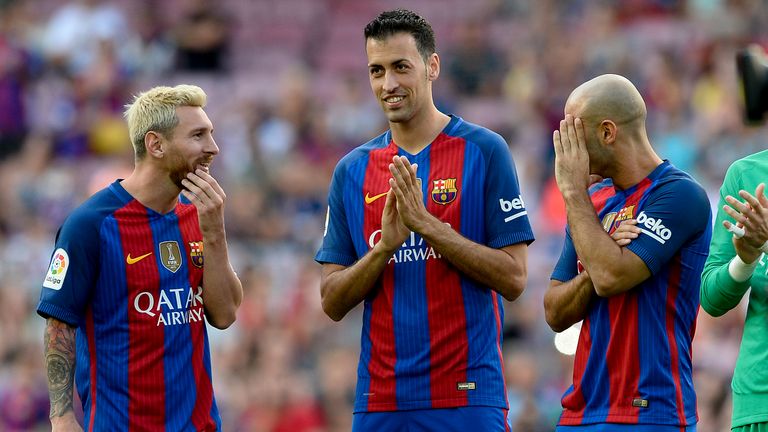 Barcelona's Argentinian forward Lionel Messi (L), Barcelona's midfielder Sergio Busquets and Barcelona's Argentinian defender Javier Mascherano (R)chat bef