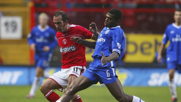 Marcel Desailly of Chelsea (R) battles with Paolo Di Canio of Charlton Athletic (L) during the Premiership match at The Valley on December 26, 2003