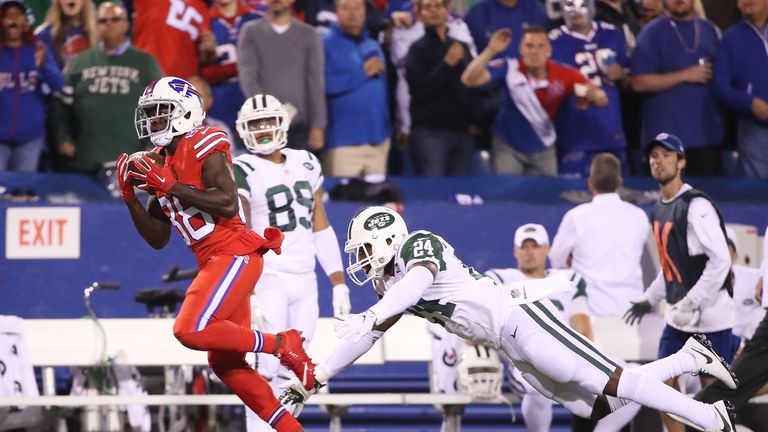 ORCHARD PARK, NY - SEPTEMBER 15:  Marquise Goodwin #88 of the Buffalo Bills catches a touchdown pass from  Tyrod Taylor #5 of the Buffalo Bills during the 