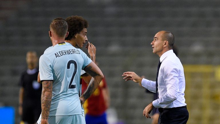 Belgium's Axel Witsel (C) talks with Belgium's Spanish head coach Roberto Martinez (R) during the friendly football match between Belgium and Spain, at the