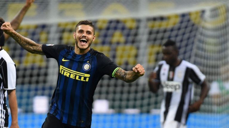 MILAN, ITALY - SEPTEMBER 18:  Mauro Icardi of FC Internazionale celebrates the victory at the end of the Serie A match between FC Internazionale and Juvent
