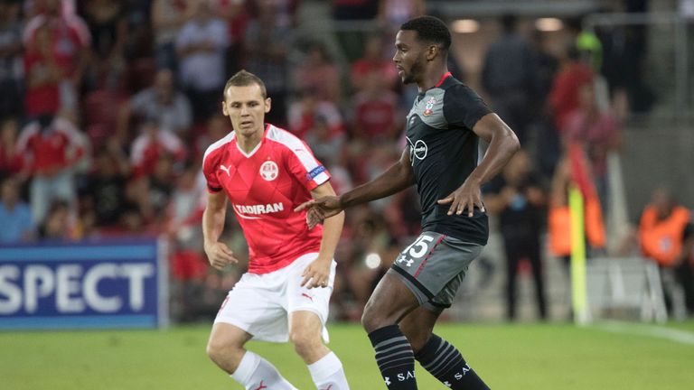 Hapoel Beer-Sheva's Hungarian defender Mihaly Korhut (L) vies for the ball against Southampton's Dutch defender Cuco Martina (R) during their UEFA Europa L