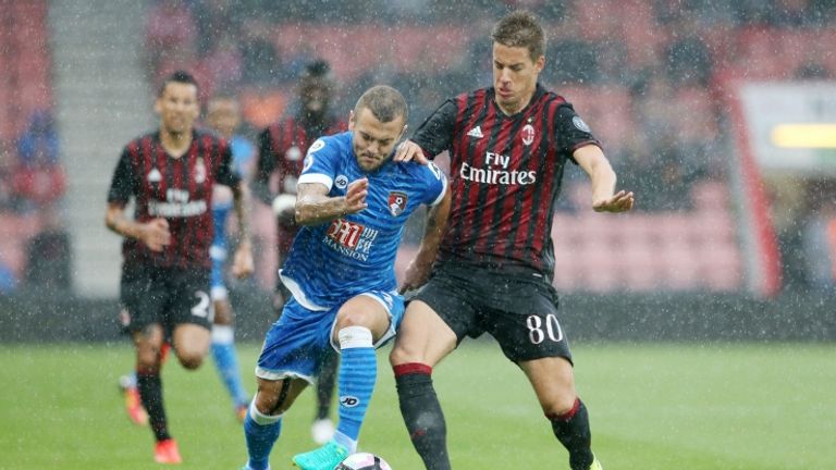 Duello a centrocampo: Pasalic contrasta Wilshere (foto LaPresse)