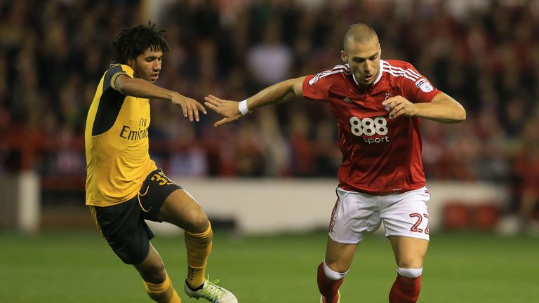 Arsenal's Mohamed Elneny and Nottingham Forest's Pajtim Kasami battle for the ball