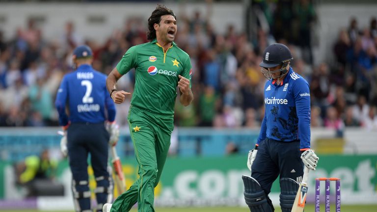 Pakistan's Mohammad Irfan celebrates after dismissing England's Jason Roy (R) during play in the fourth one-day international