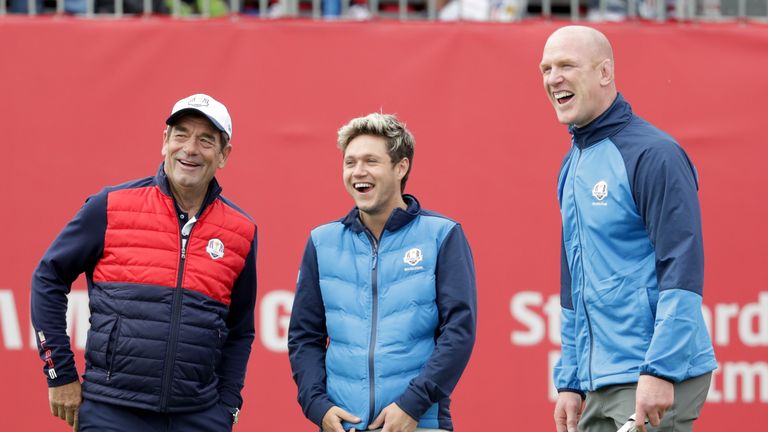 CHASKA, MN - SEPTEMBER 27: Musician Huey Lewis of the United States looks on with singer Niall Horan and  rugby player Paul O'Connell of Europe during the 