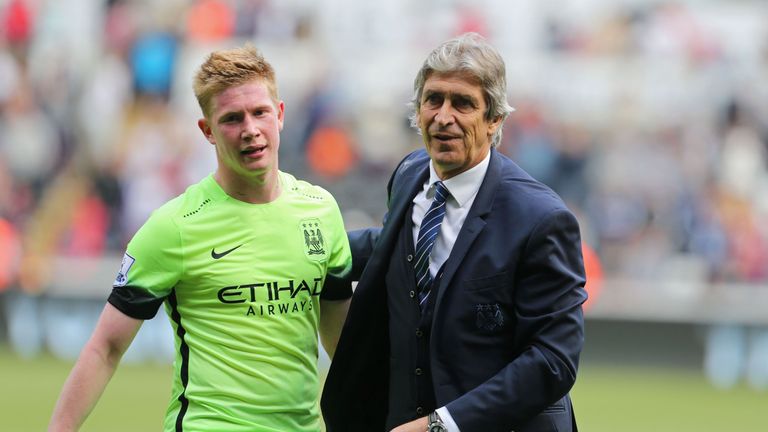 Manchester City's Chilean manager Manuel Pellegrini with Manchester City's Belgian midfielder Kevin De Bruyne (L) on the pitch after the English Premier Le