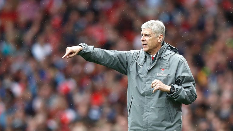 Arsene Wenger gives his palyers instructions during the Premier League match between Arsenal and Southampton