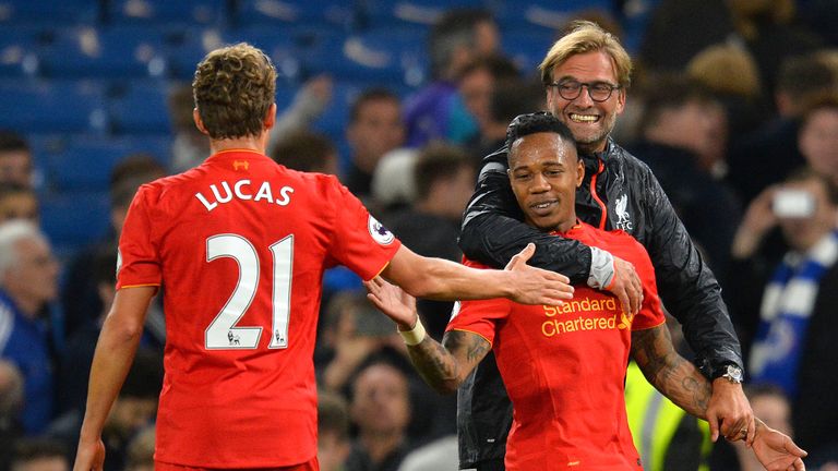 Jurgen Klopp (R) celebrates with his players at the full-time whistle