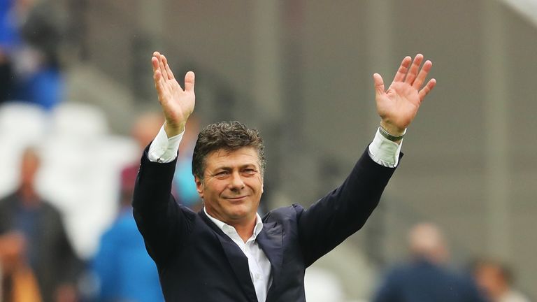 Walter Mazzarri shows his appreication for the Watford fans