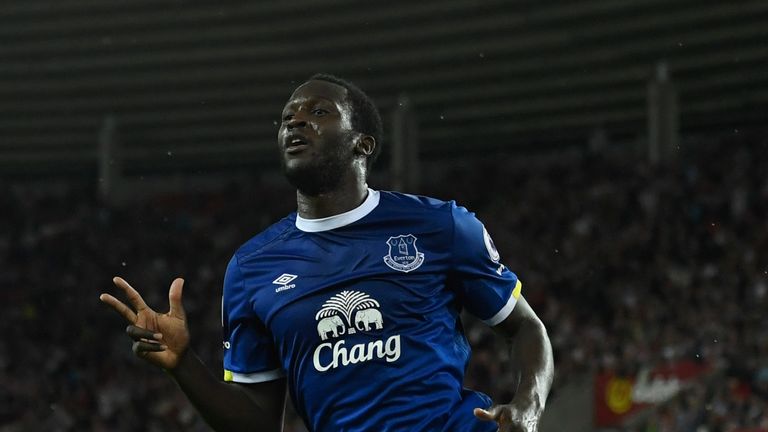 SUNDERLAND, ENGLAND - SEPTEMBER 12:  Romelu Lukaku of Everton celebrates as he scores their third goal and completes his hat trick during the Premier Leagu