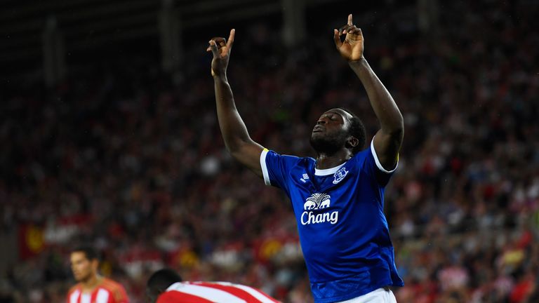 SUNDERLAND, ENGLAND - SEPTEMBER 12:  Romelu Lukaku of Everton celebrates as he scores their first goal during the Premier League match between Sunderland a