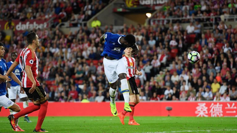 SUNDERLAND, ENGLAND - SEPTEMBER 12:  Romelu Lukaku of Everton scores their first goal with a header during the Premier League match between Sunderland and 