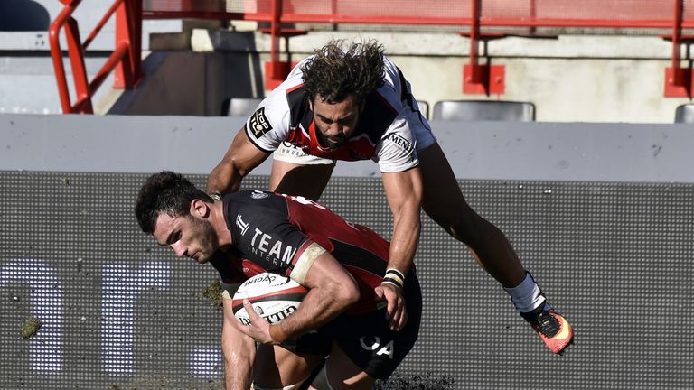 Charles Ollivon holds off Toulouse wing Yoann Huget to score a try