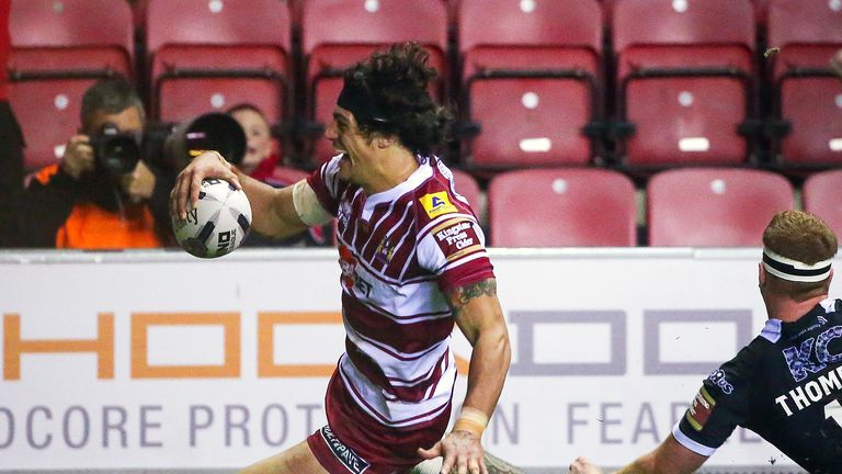 Anthony Gelling scores Wigan's late try against Hull