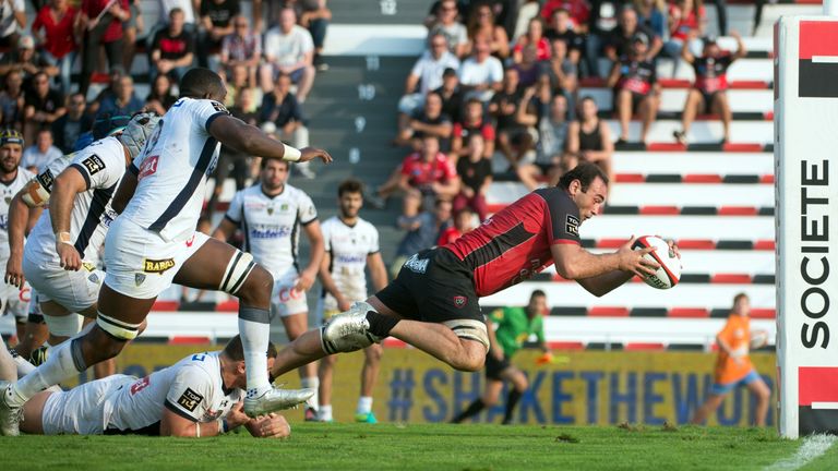 Toulon forward Mamuka Gorgodze (right) dives over for the winning try against Clermont