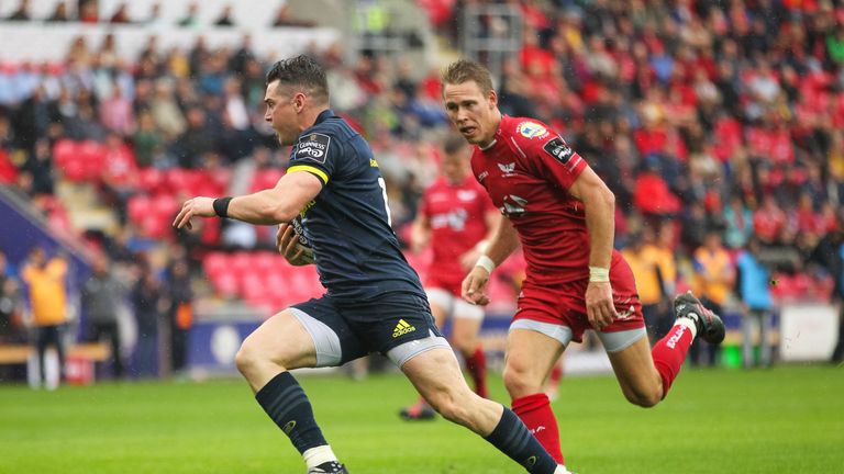 Ronan O'Mahony runs in Munster's second try against Scarlets