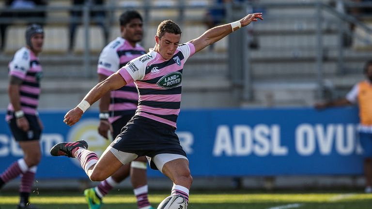 Steven Shingler kicks a penalty against Zebre