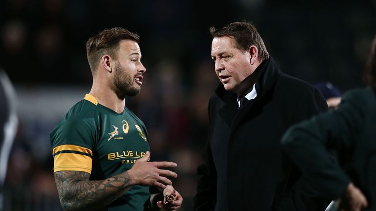 Steve Hansen of New Zealand talks to Francois Hougaard of South Africa