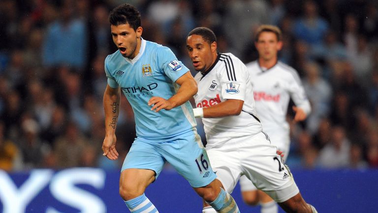 Manchester City's Argentinian forward Sergio Agüero (L) vies with Swansea City's Welsh defender Ashley Williams goal during the English Premier League foo