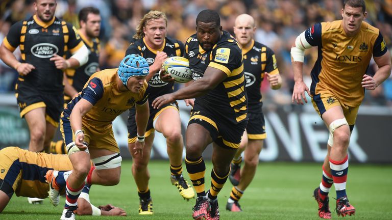 Simon McIntyre of Wasps charges forward during the Aviva Premiership match 