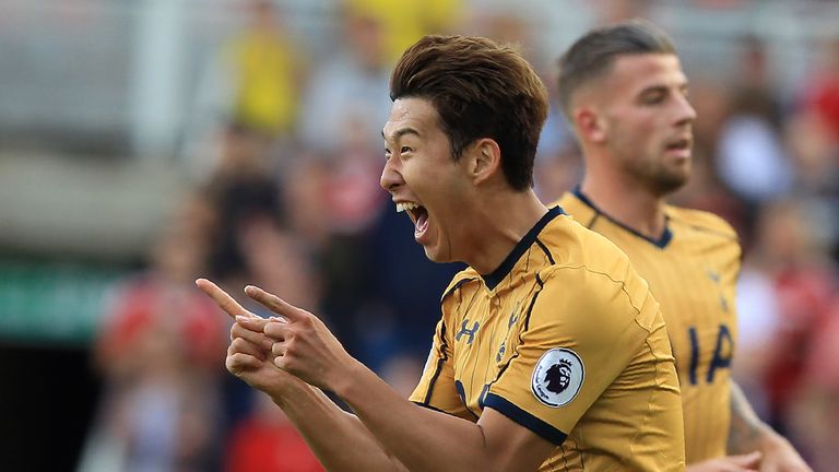 Tottenham Hotspur's South Korean striker Son Heung-Min (L) celebrates scoring his team's first goal during the English Premier League football match betwee