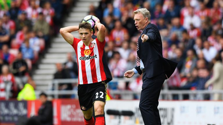 Sunderland manager David Moyes gives instructions as Donald Love takes a throw-in