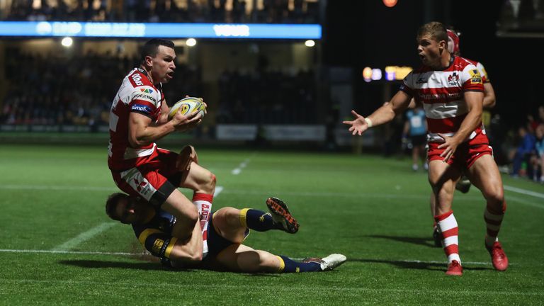 Tom Marshall of Gloucester offloads the ball to team-mate Henry Purdy (R) to score a late try 