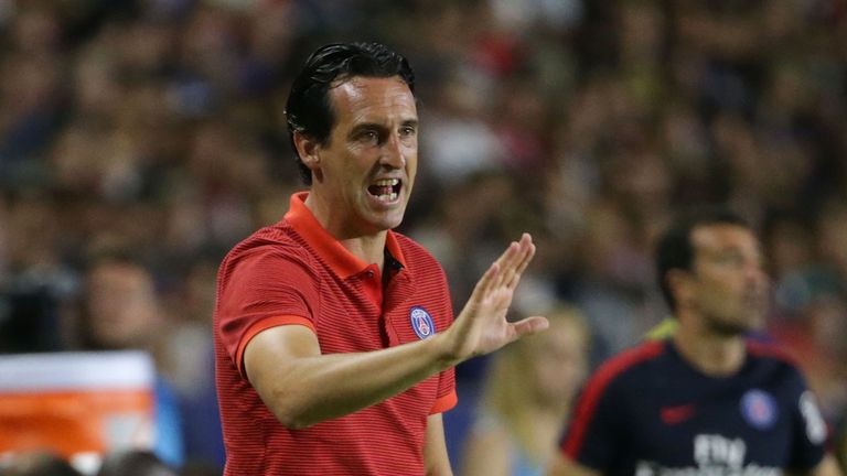 CARSON, CA - JULY 30:  Paris Saint-Germain manager Unai Emery communicates with his team against Leicester City during the 2016 International Champions Cup