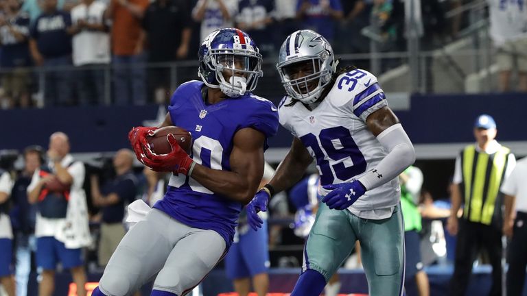 ARLINGTON, TX - SEPTEMBER 11:  Victor Cruz #80 of the New York Giants catches a touchdown pass during the fourth quarter against the Dallas Cowboys at AT&T