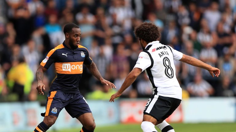 Newcastle United's Vurnon Anita (left) and Derby County's Ikechi Anya battle for the ball during the Sky Bet Championship match at the iPro Stadium, Derby
