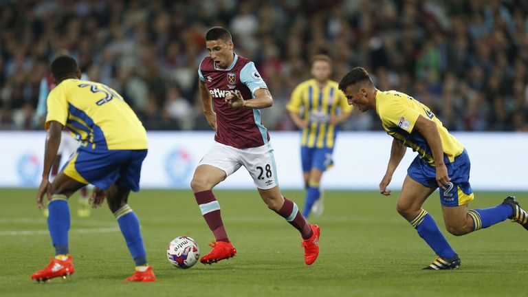 West Ham United's Argentinian striker Jonathan Calleri (C) runs with the ball during the English League Cup third round football match between West Ham Uni