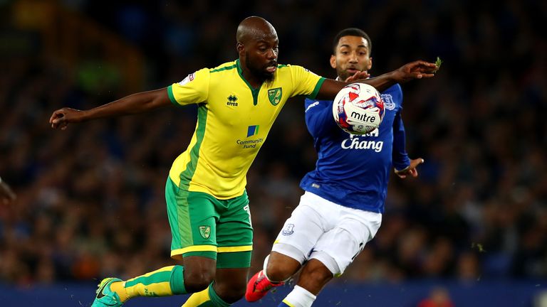 Youssuf Mulumbu of Norwich City and Aaron Lennon of Everton in action
