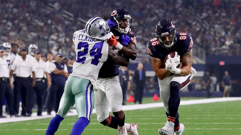 ARLINGTON, TX - SEPTEMBER 25:  Zach Miller #86 of the Chicago Bears runs for a touchdown during a game between the Dallas Cowboys and the Chicago Bears at 