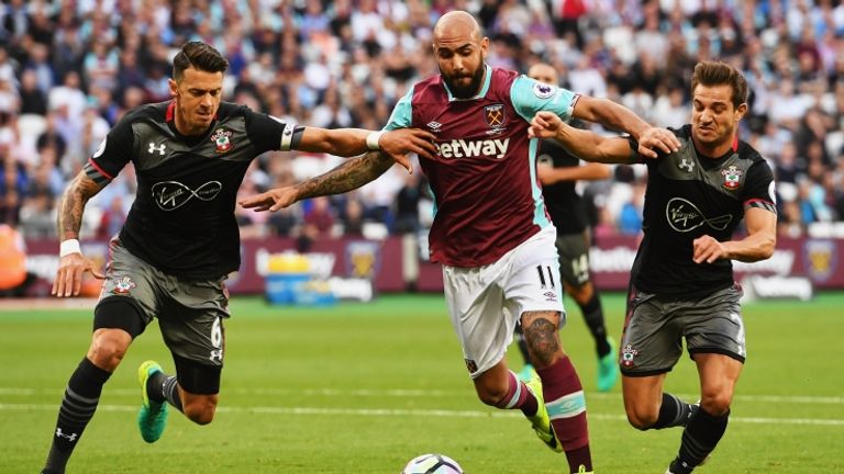 Simone Zaza contro i difensori del Southampton. Per il West Ham sconfitta netta per 0-3 in casa (foto getty)