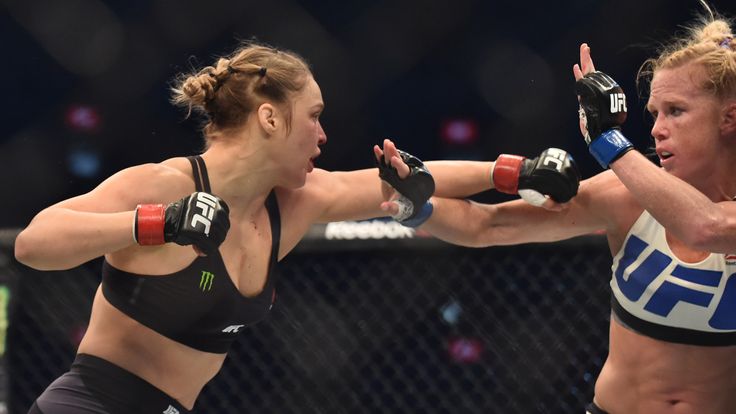 Ronda Rousey of the US (L) lines up compatriot Holly Holm (R) during the UFC title fight in Melbourne on November 15, 2015.   RESTRICTED TO EDITORIAL USE N