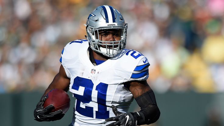 Ezekiel Elliott runs the ball against the Green Bay Packers at Lambeau Field