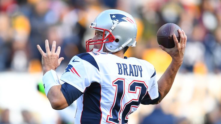 PITTSBURGH, PA - OCTOBER 23:  Tom Brady #12 of the New England Patriots warms up prior to the game against the Pittsburgh Steelers at Heinz Field on Octobe