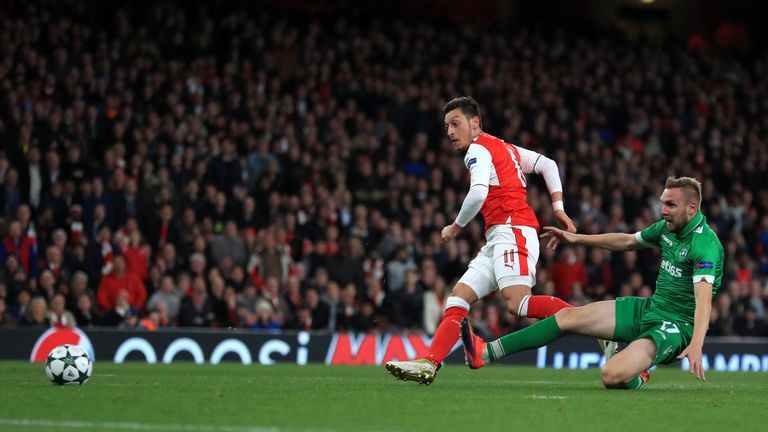 Mesut Ozil scores Arsenal's fourth goal 