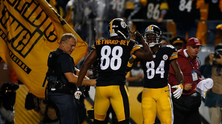 PITTSBURGH, PA - OCTOBER 02:  Antonio Brown #84 of the Pittsburgh Steelers celebrates his 4 yard touchdown reception with Darrius Heyward-Bey #88 in the fi