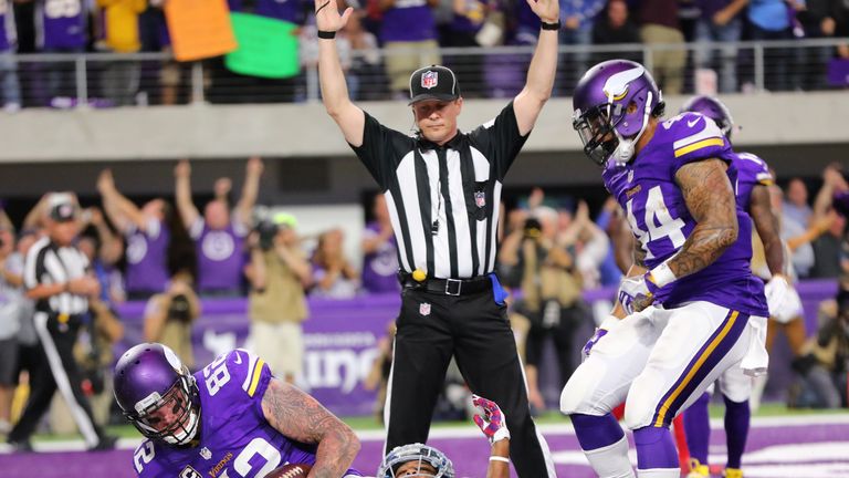 MINNEAPOLIS, MN - OCTOBER 3: Kyle Rudolph #82 of the Minnesota Vikings scores a touchdown in the second quarter of the game against the New York Giants on 