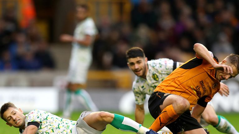 Norwich's Wes Hoolahan (l) and Wolves' David Edwards battle for the ball