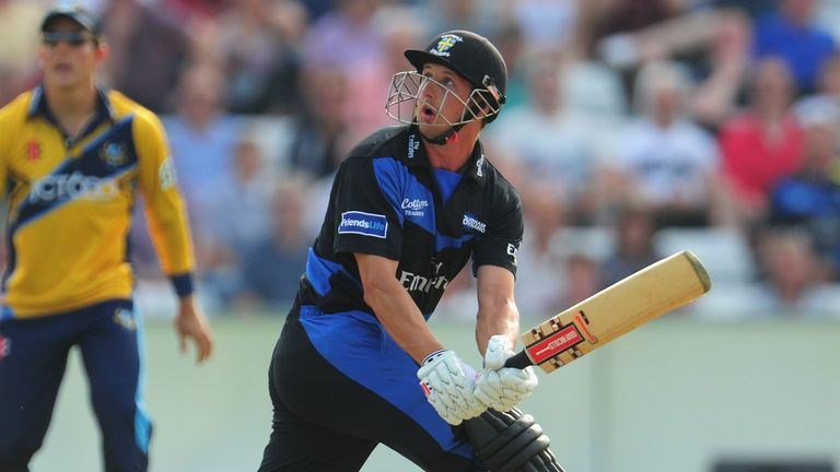 Phil Mustard has agreed a permanent move to Gloucestershire