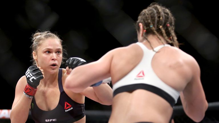 RIO DE JANEIRO, BRAZIL - AUGUST 01:  Ronda Rousey of the United States (red) fights Bethe Correia of Brazi (blue) l in their bantamweight title fight durin